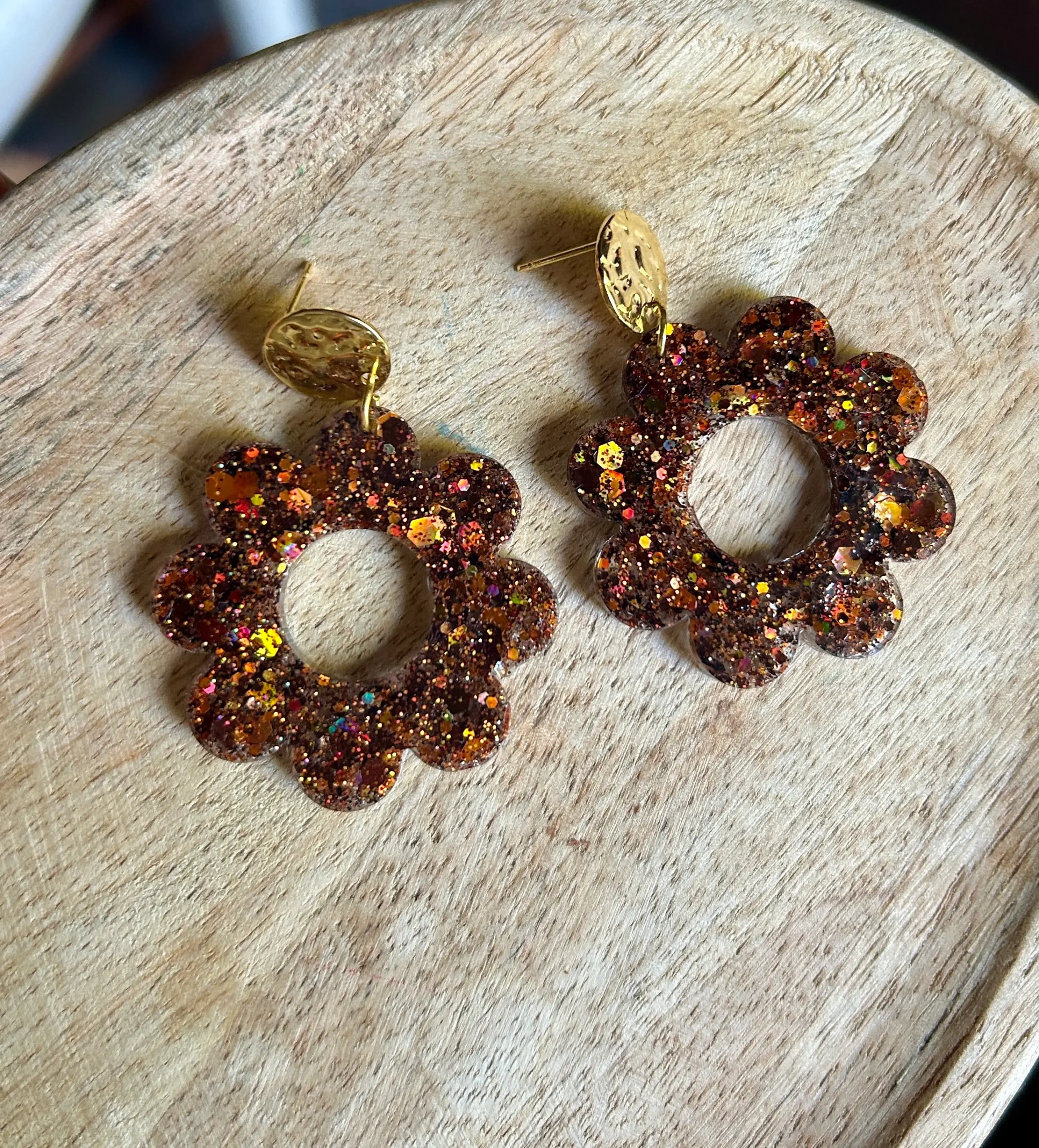 Boucles d'oreilles paillettes cuivrées – Image 2