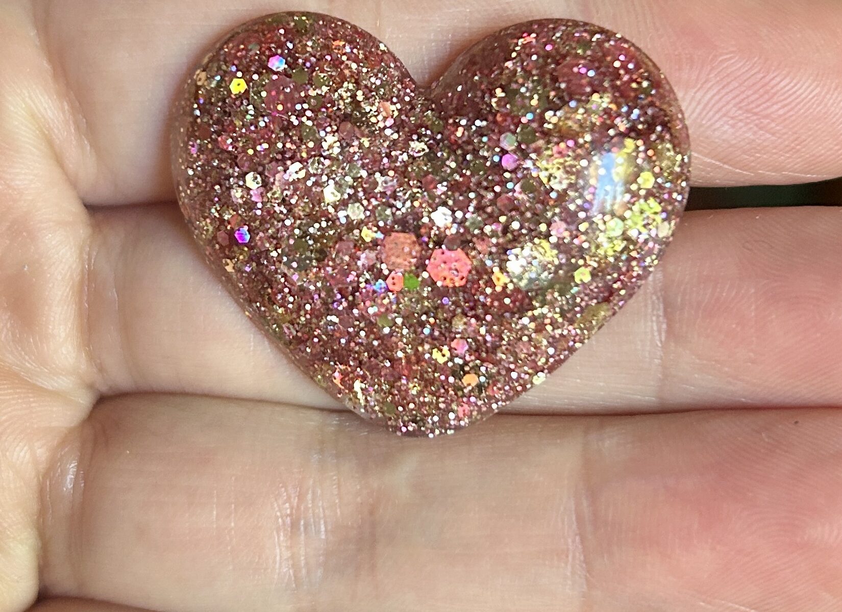 broche en forme de coeur en résine de couleur rose poudré