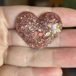 broche en forme de coeur en résine de couleur rose poudré