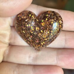 broche en forme de coeur en resine de couleur cuivré