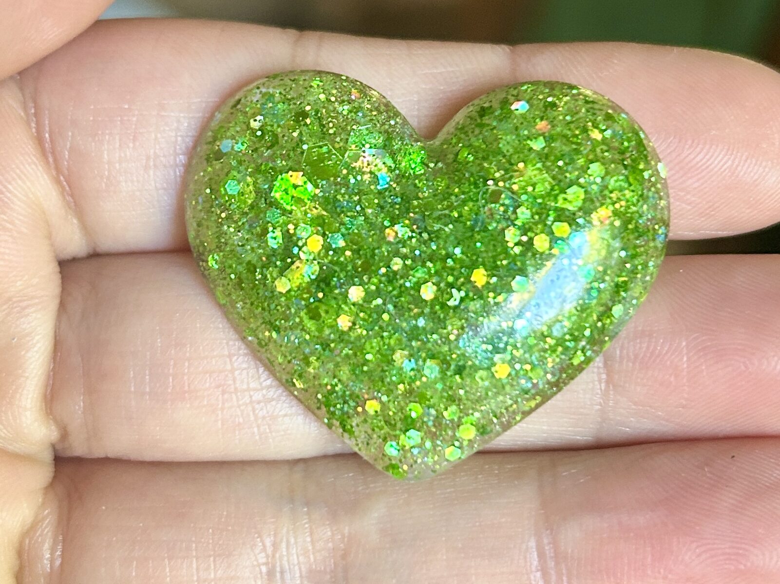 broche en forme de coeur en résine couleur vert