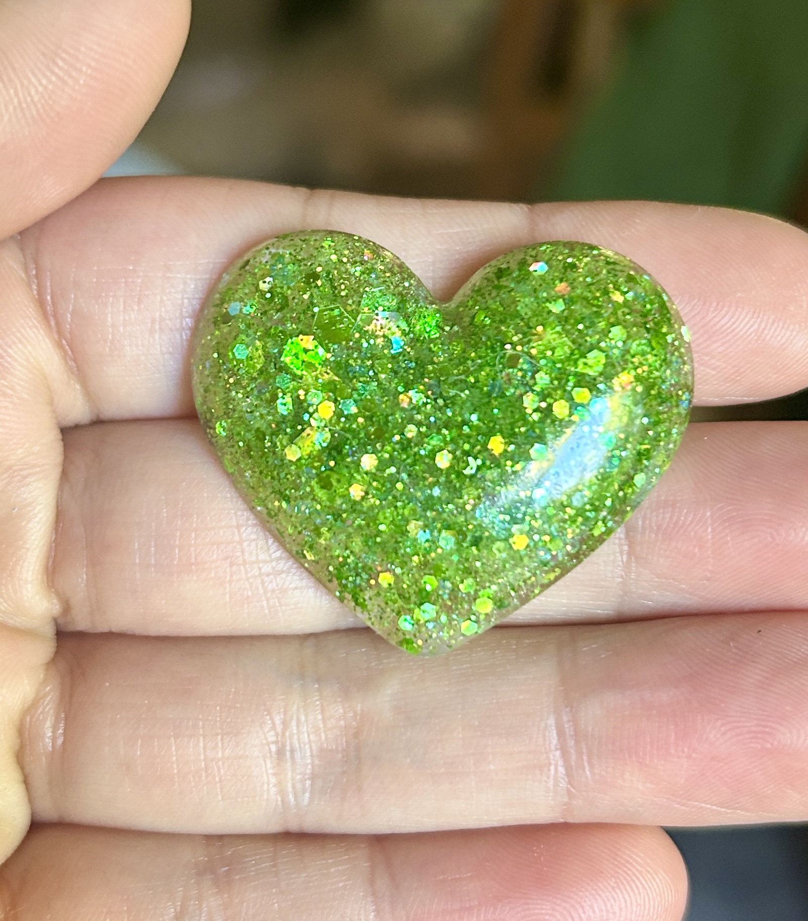 broche en forme de coeur en résine couleur vert