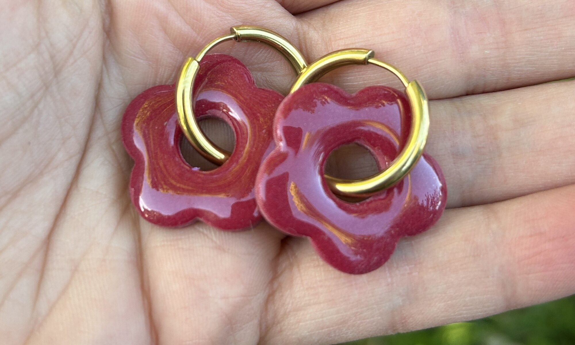 présentation bijoux, créoles aux pampilles interchangeables, forme fleur, couleur bordeaux