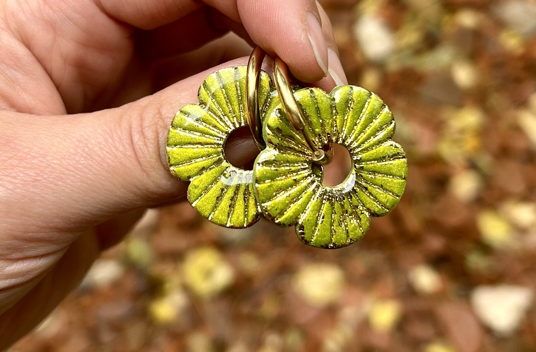 pampilles pour créoles interchangeables de couleur vert anis avec dorure et tenue par une main