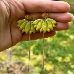 presentation d'une paire de boucle d'oreilles en forme de lotus de couleur vert