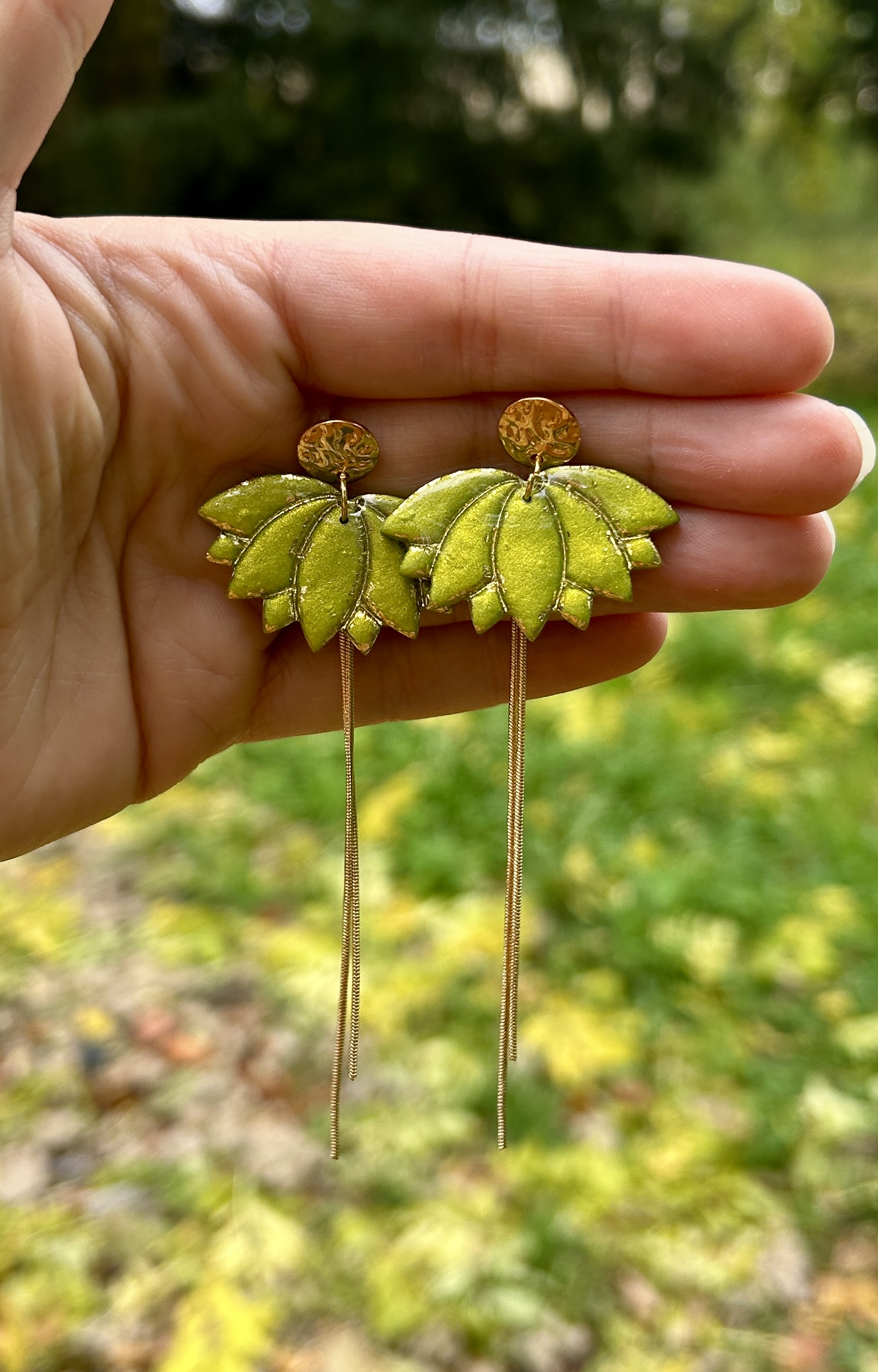 presentation d'une paire de boucle d'oreilles en forme de lotus de couleur vert