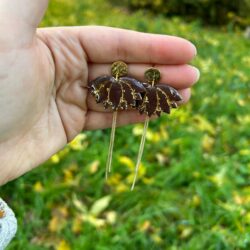 Boucles d'oreilles en forme de lotus couleur marron chaud avec touche de doré et chaine pendante