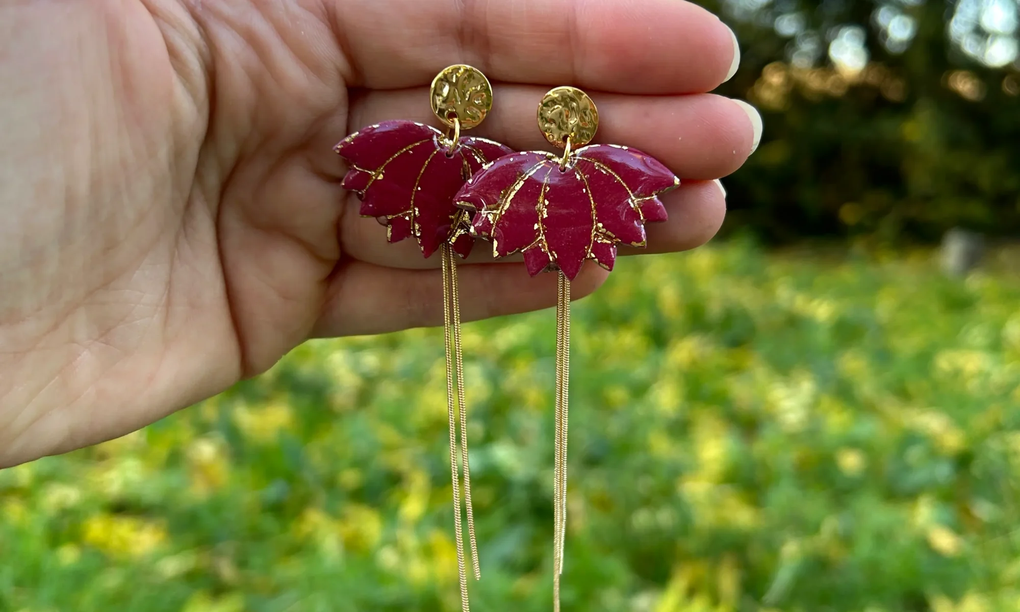 presentation boucles d'oreille en forme de fleur de lotus couleur bordeau