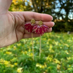 presentation boucles d'oreille en forme de fleur de lotus couleur bordeau