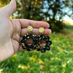 boucles d'oreilles résine paillette noire dorée forme marguerite