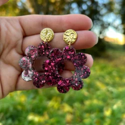 boucles d'oreilles en résine forme marguerite couleur fuschia