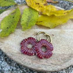 bijoux interchangeables présenté sur un plateau avec de la décoration