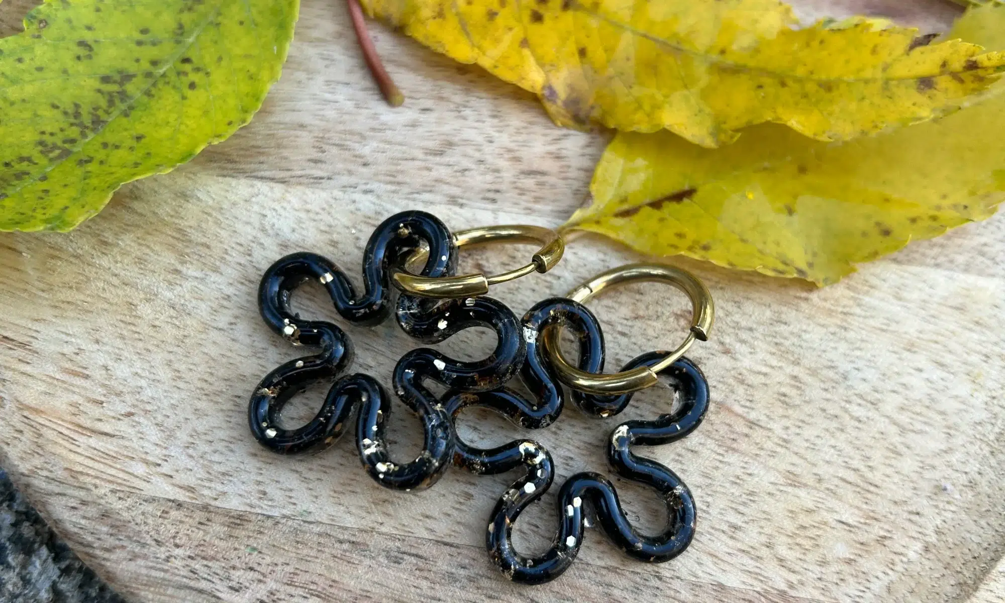 présentation boucles d'oreilles, pampilles interchangeables, résine, paillettes noires et doré