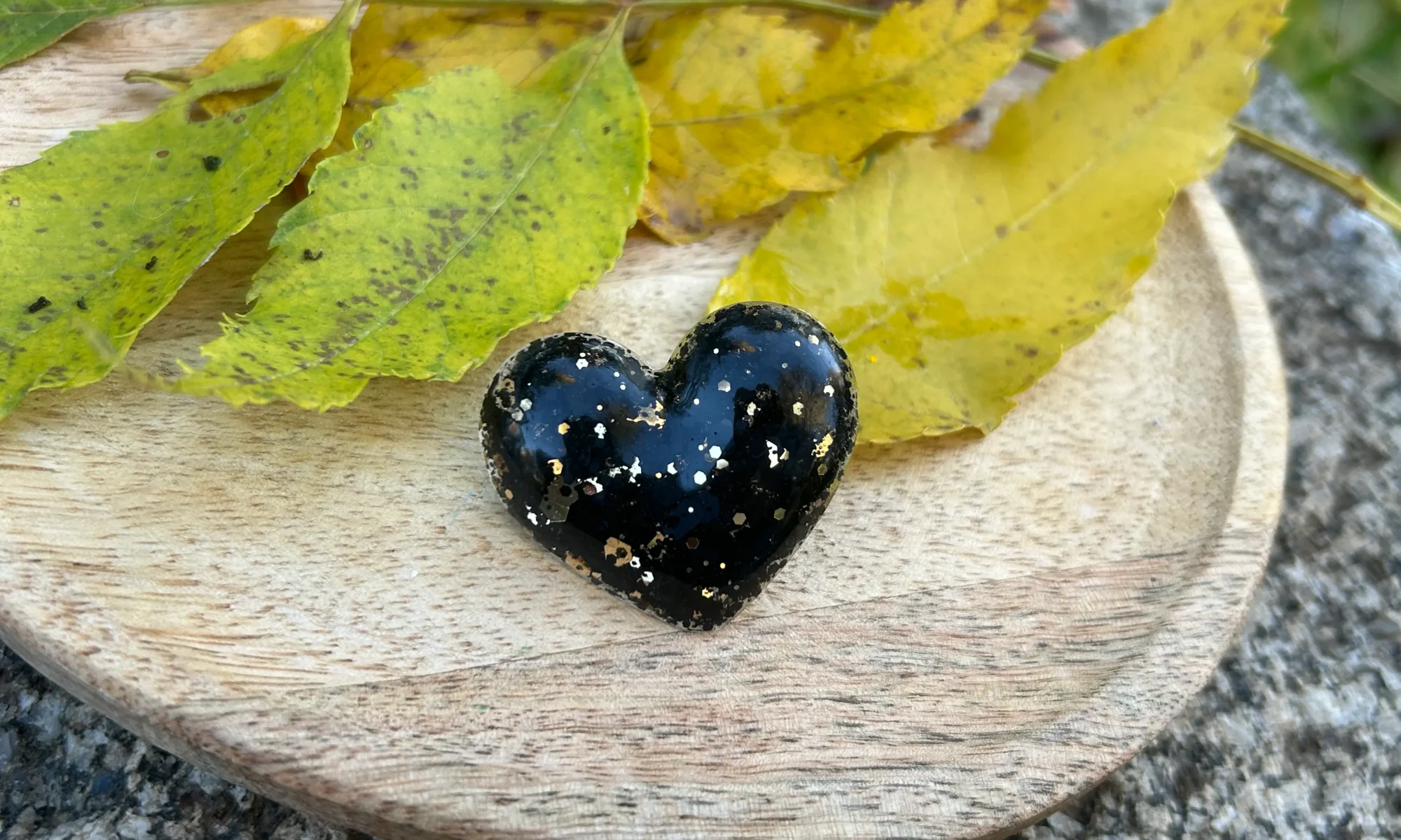 broche coeur en resine avec paillette noir et doré
