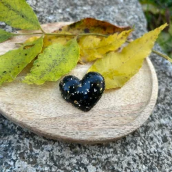 broche coeur en resine avec paillette noir et doré