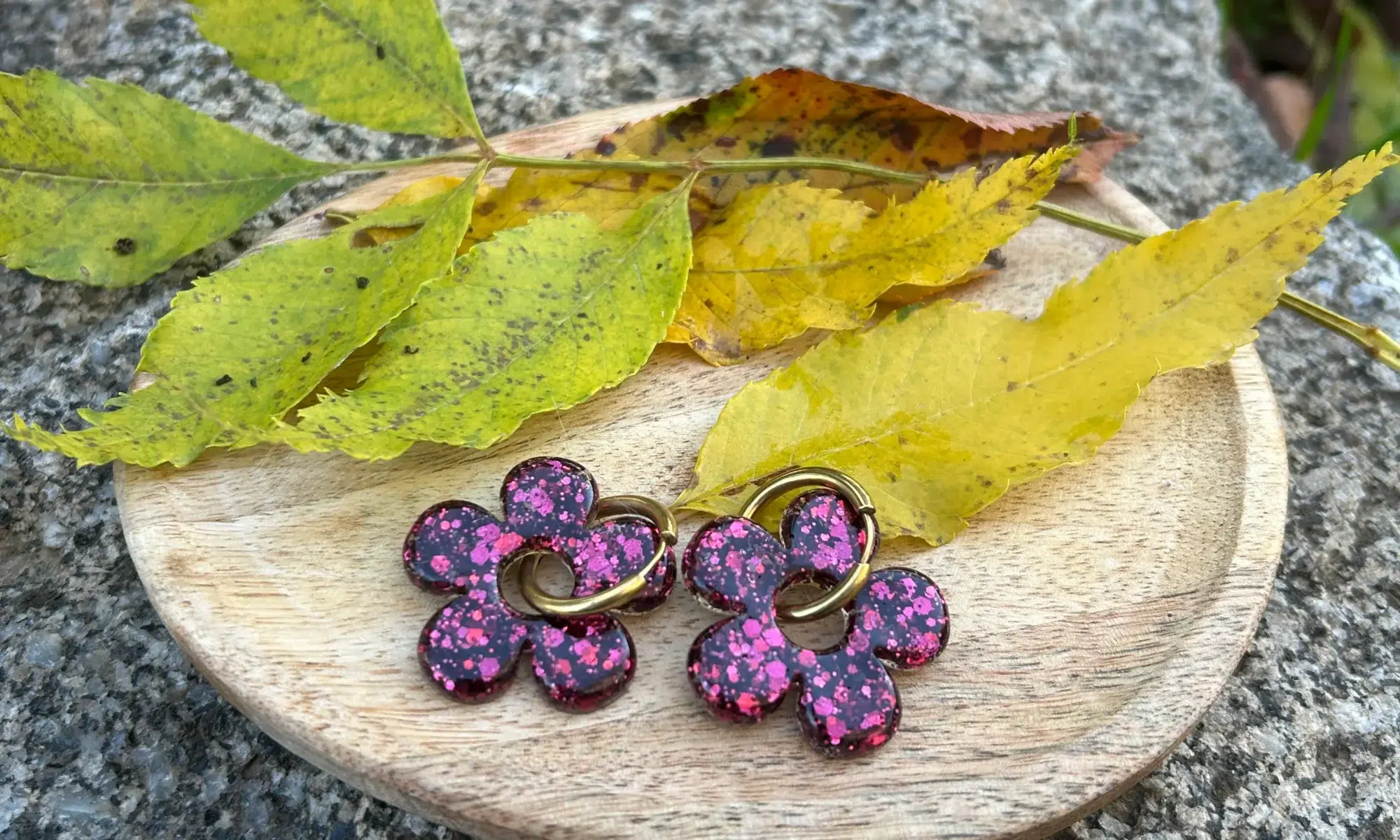 présentation pampilles forme marguerite en résine couleur fuchsia