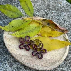 présentation paires de boucles d'oreilles en forme de fleur en résine pailletée fuchsia