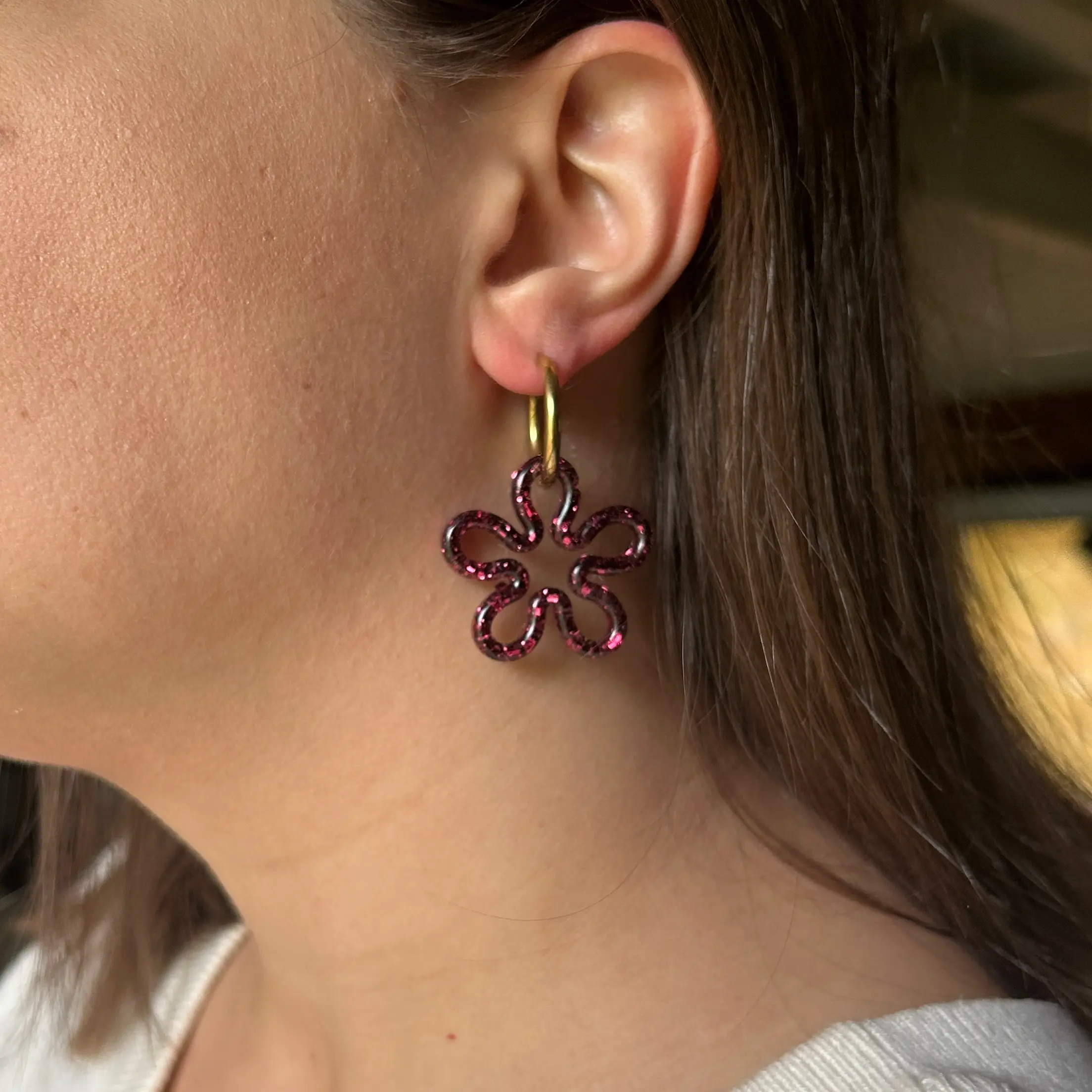 boucle d'oreille portée, en forme de fleur, en résine, couleur fuchsia