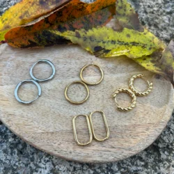 differentes créoles en acier inoxydable en presentation