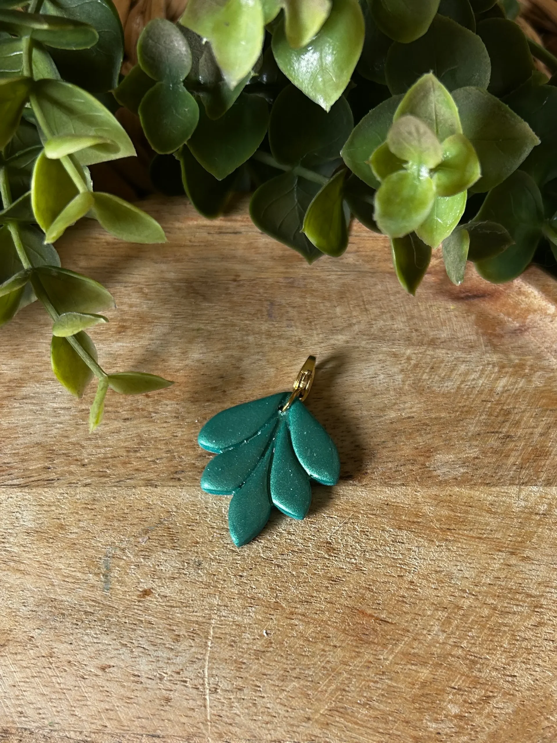 charm feuille verte