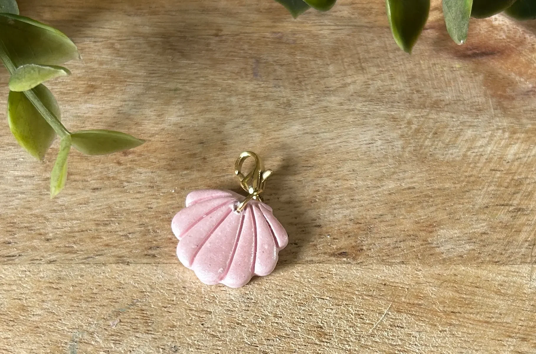 charm coquillage rose