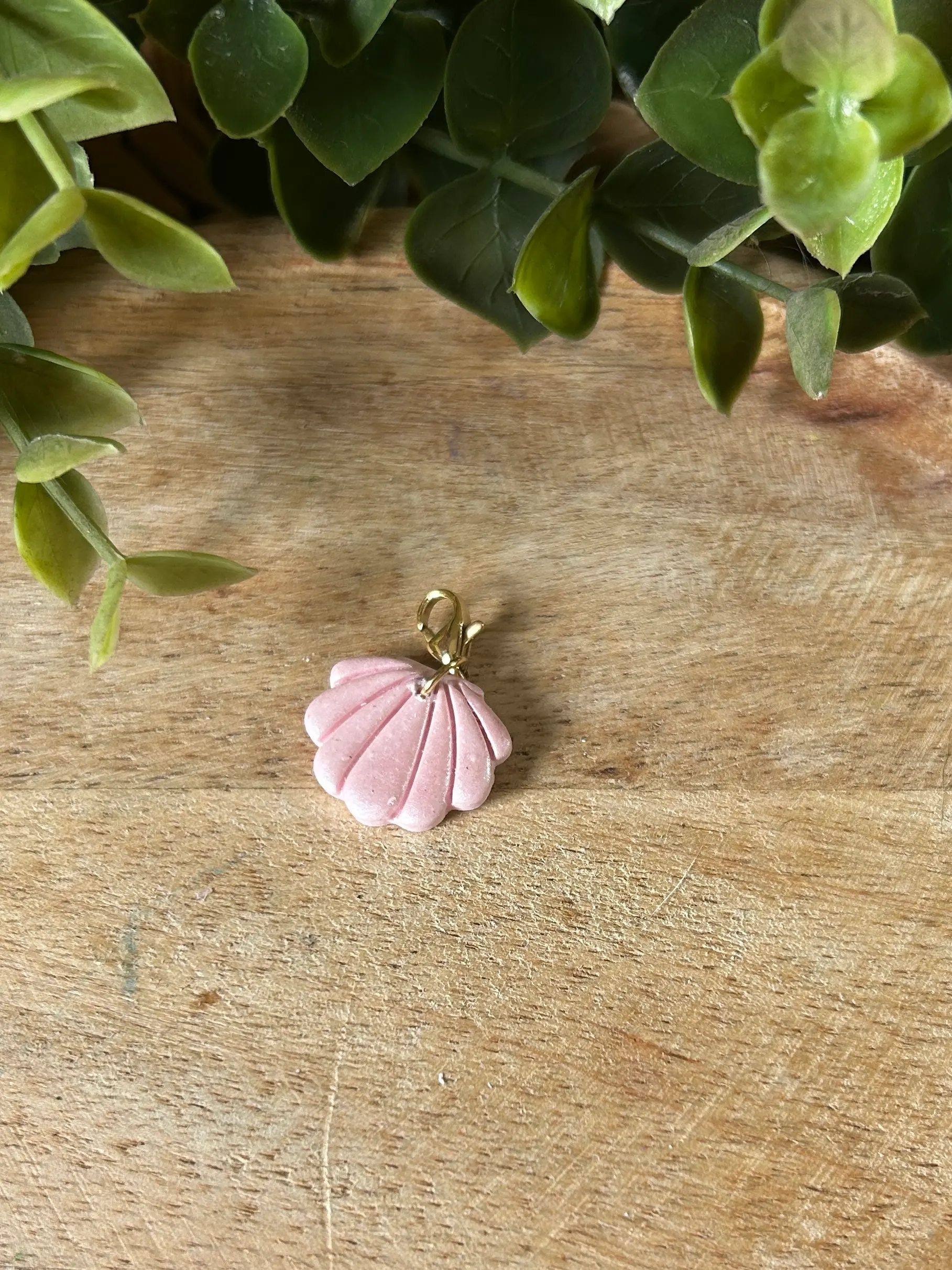 charm coquillage rose